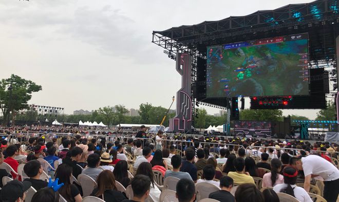 并在比赛中 并在比赛中